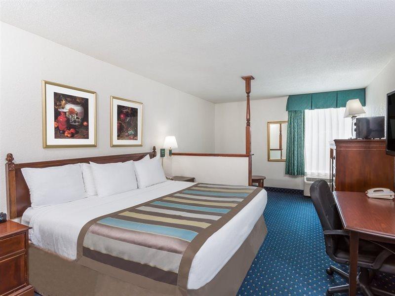 Baymont By Wyndham Greensboro/Coliseum Exterior photo