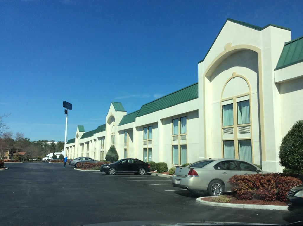Baymont By Wyndham Greensboro/Coliseum Exterior photo