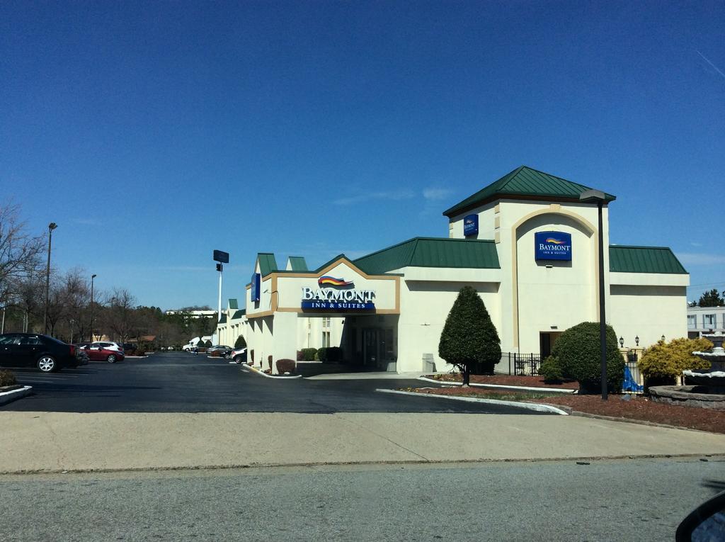 Baymont By Wyndham Greensboro/Coliseum Exterior photo