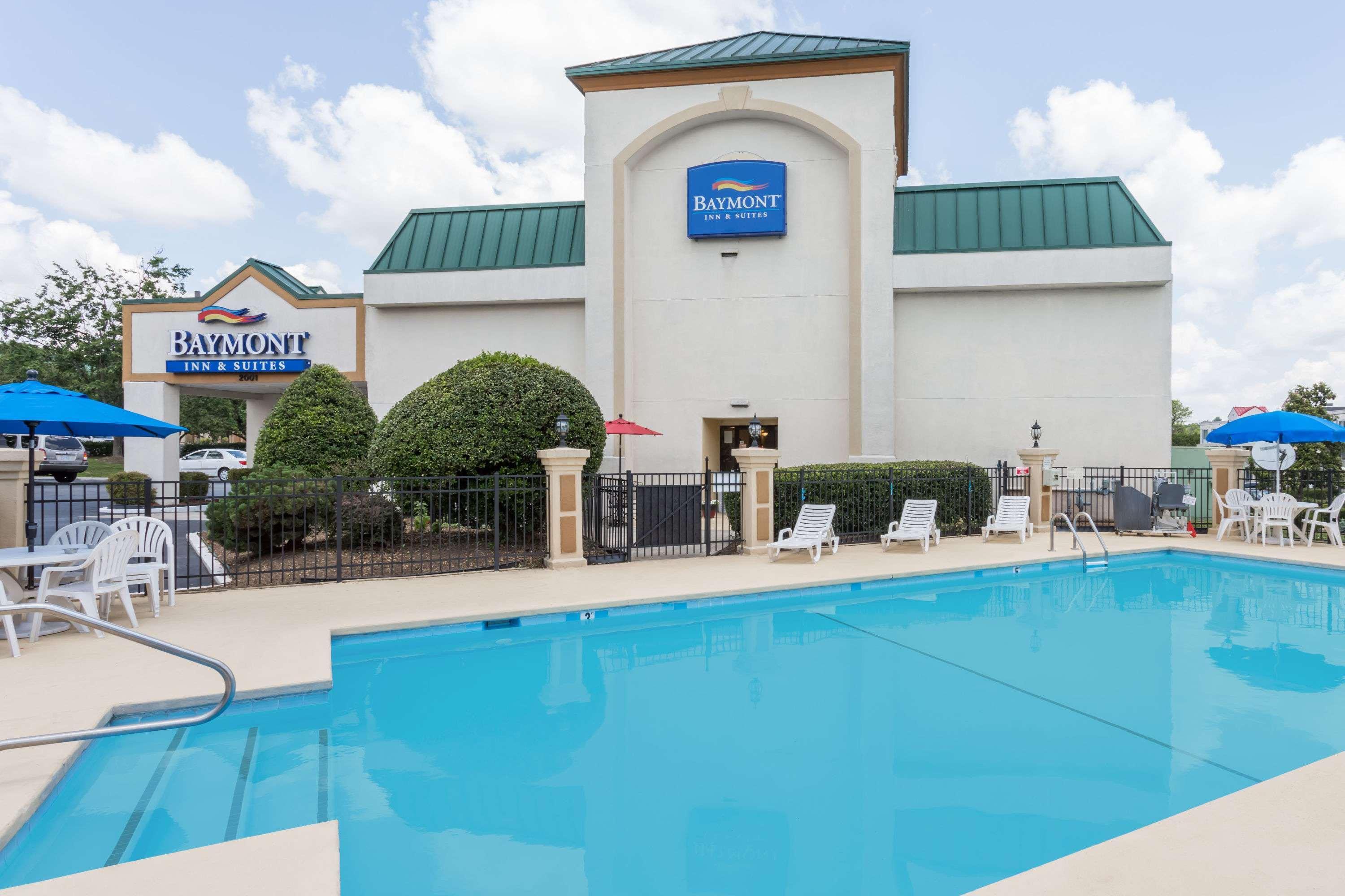 Baymont By Wyndham Greensboro/Coliseum Exterior photo