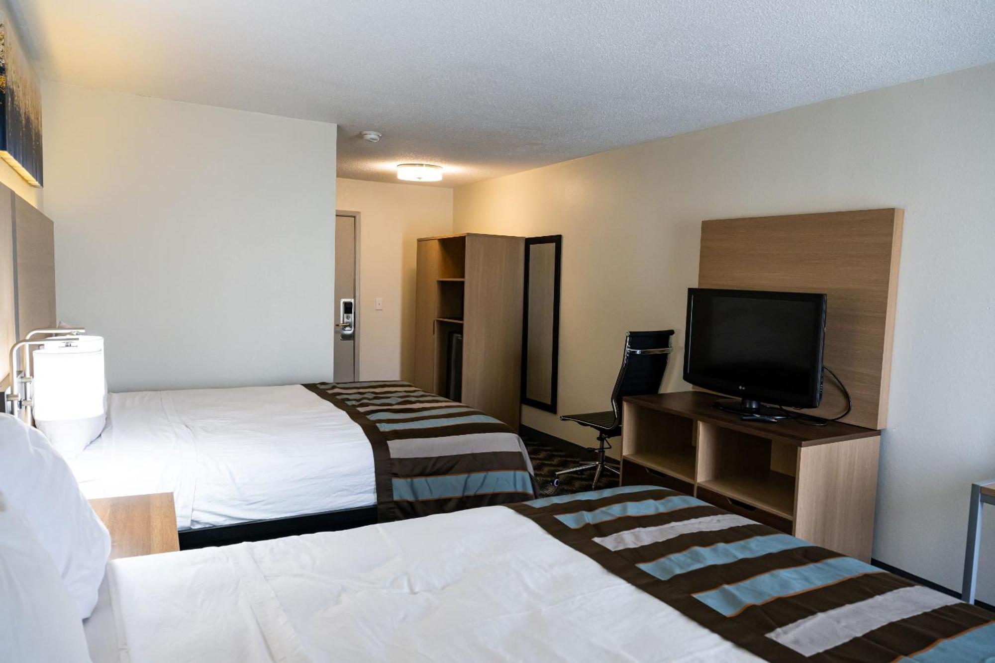 Baymont By Wyndham Greensboro/Coliseum Exterior photo
