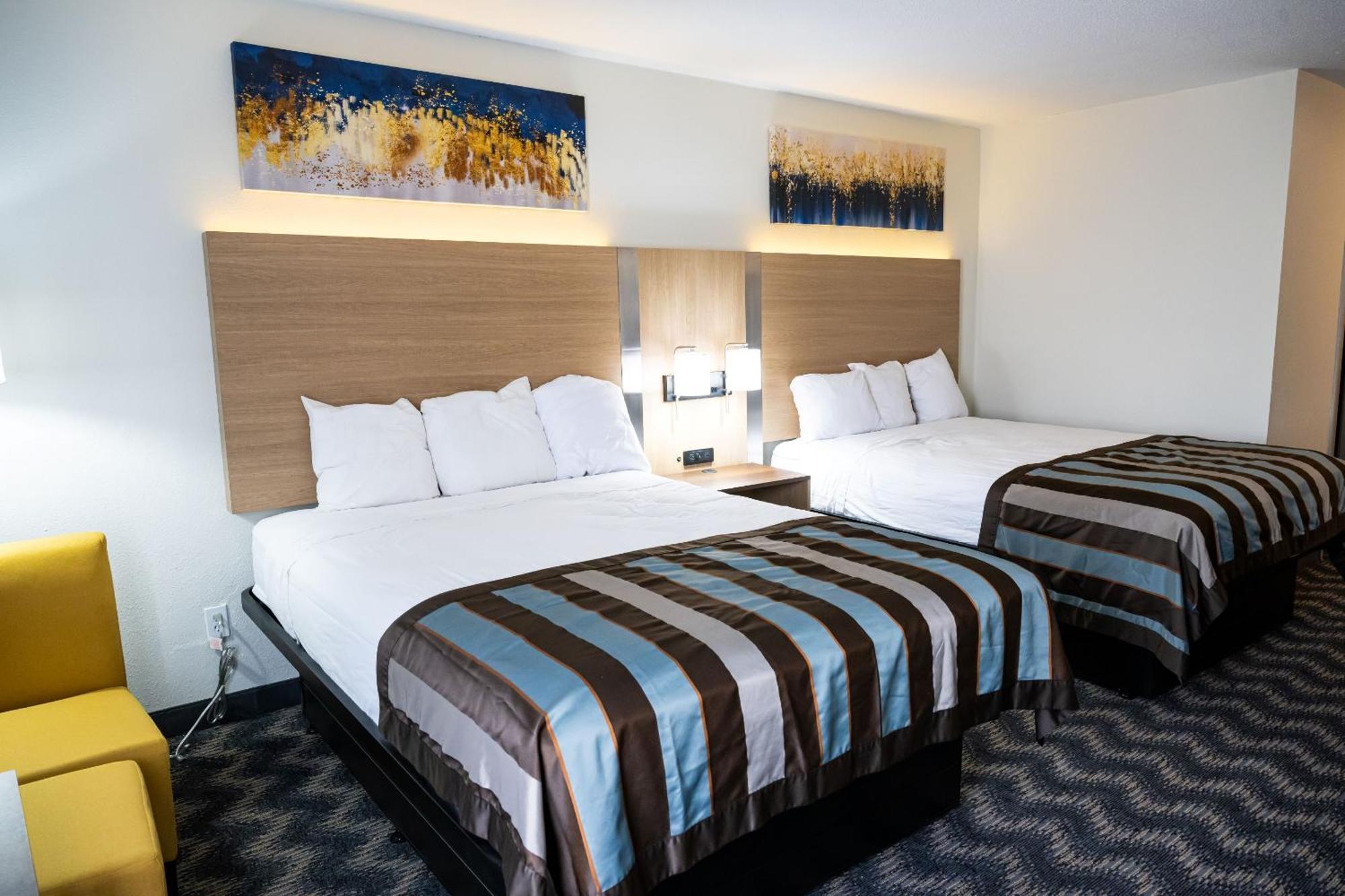 Baymont By Wyndham Greensboro/Coliseum Exterior photo