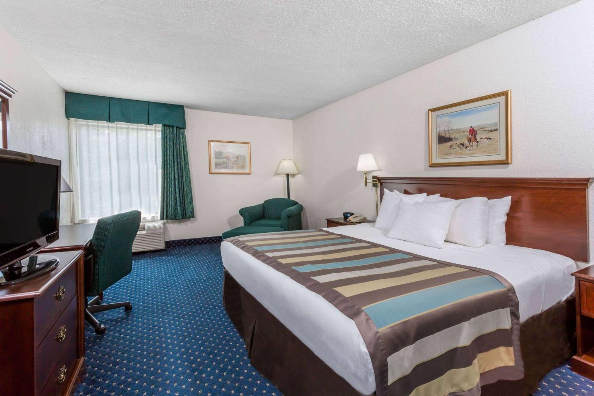 Baymont By Wyndham Greensboro/Coliseum Exterior photo